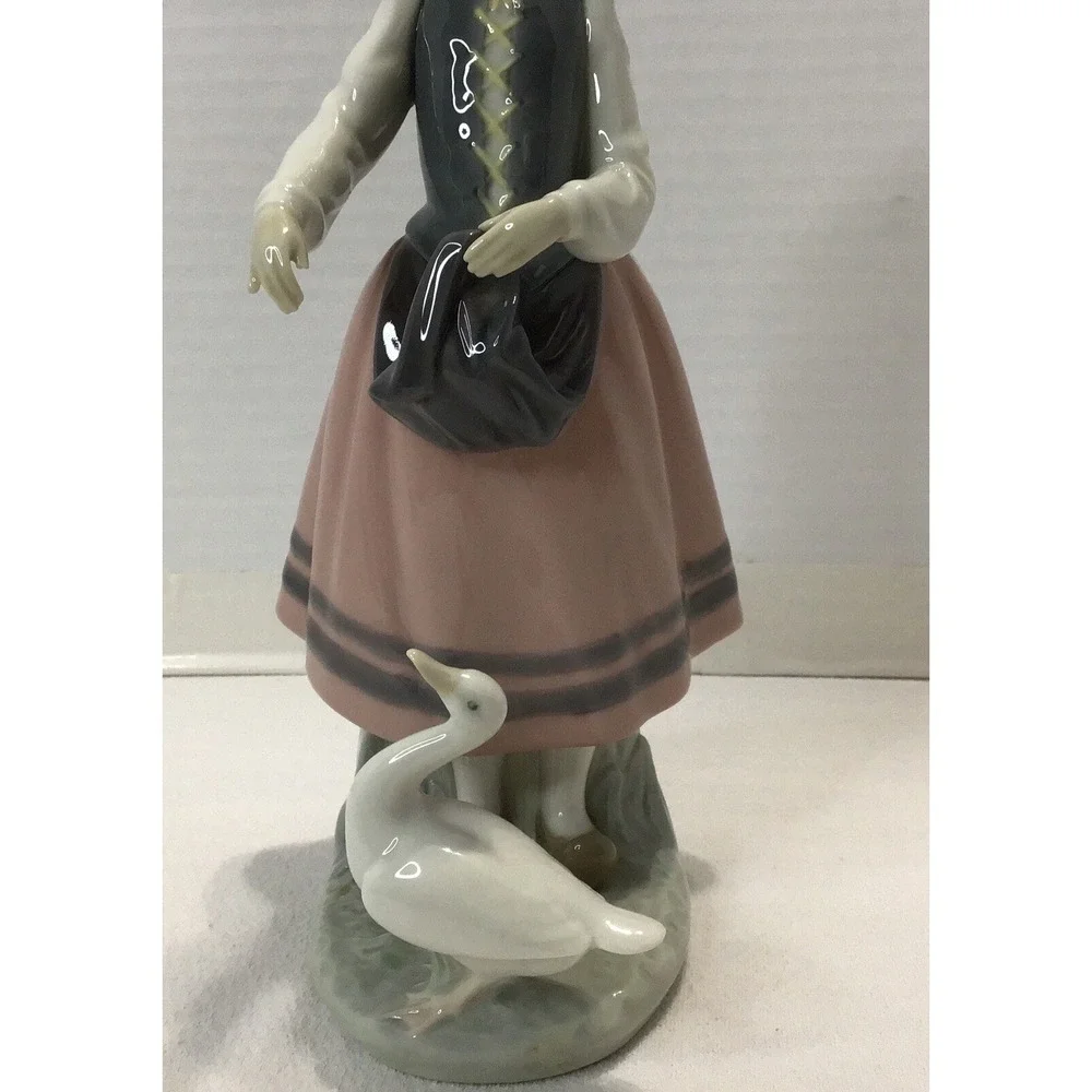 LLADRO Retired Porcelain Josefa‎ Feeding Duck Number 5201 Pink Gray Blue READ